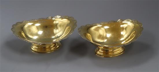 A pair of modern silver gilt oval pedestal dishes, Birmingham, 1970, 9 oz.